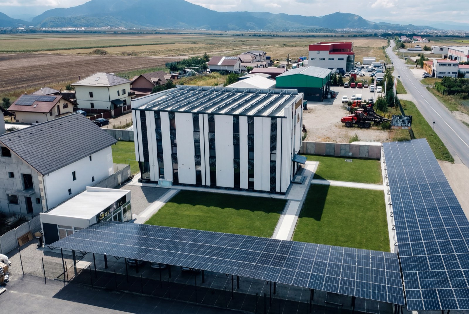 Vedere aeriană: carporturi solare instalate la un centru de afaceri