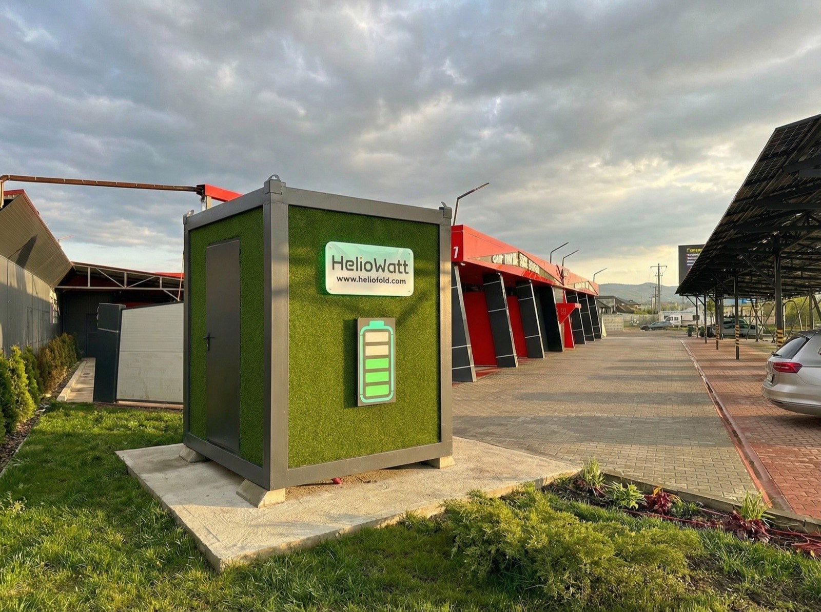 Unitate HelioWatt cu finisaj verde, într-o parcare comercială