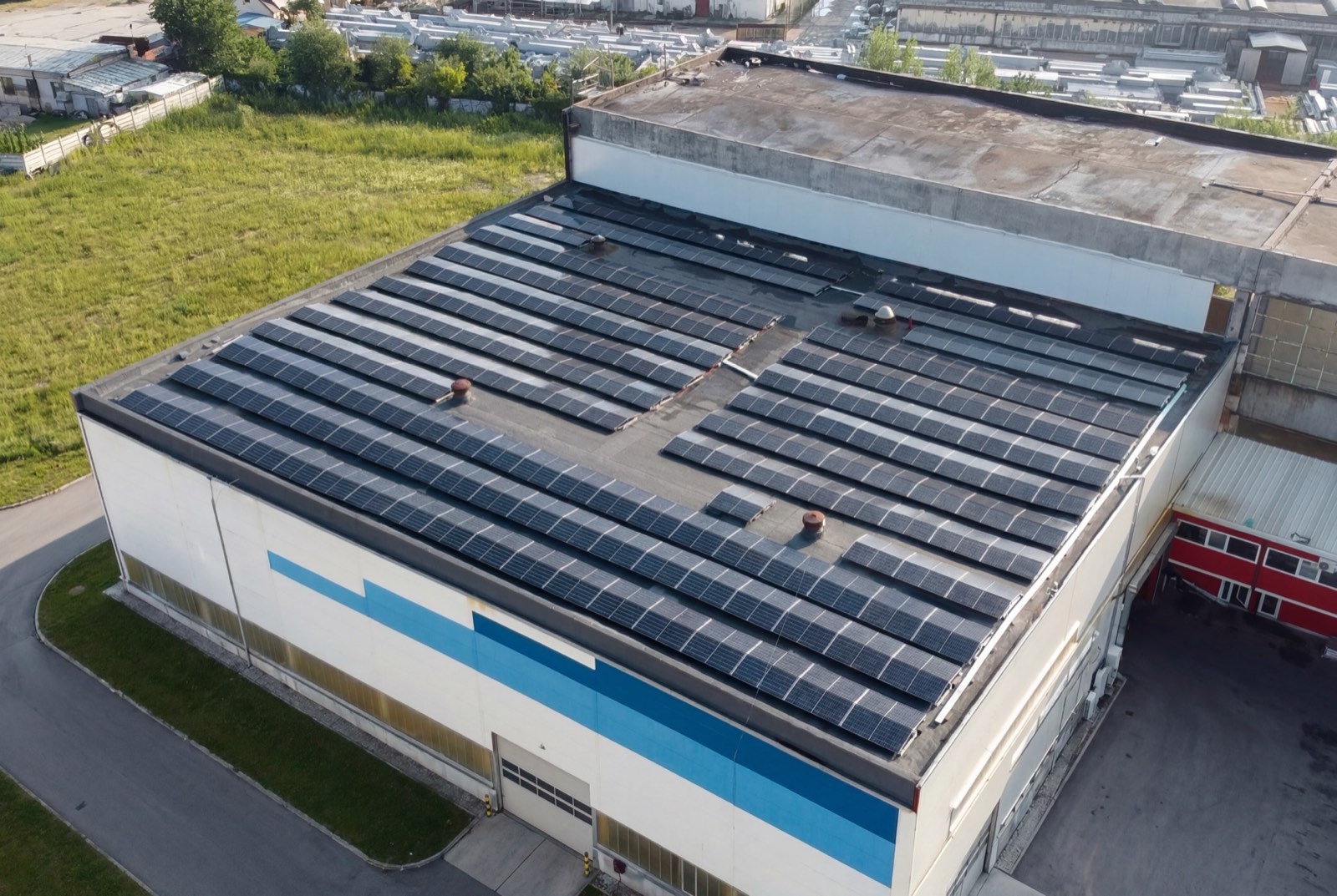 Hală industrială cu sistem fotovoltaic