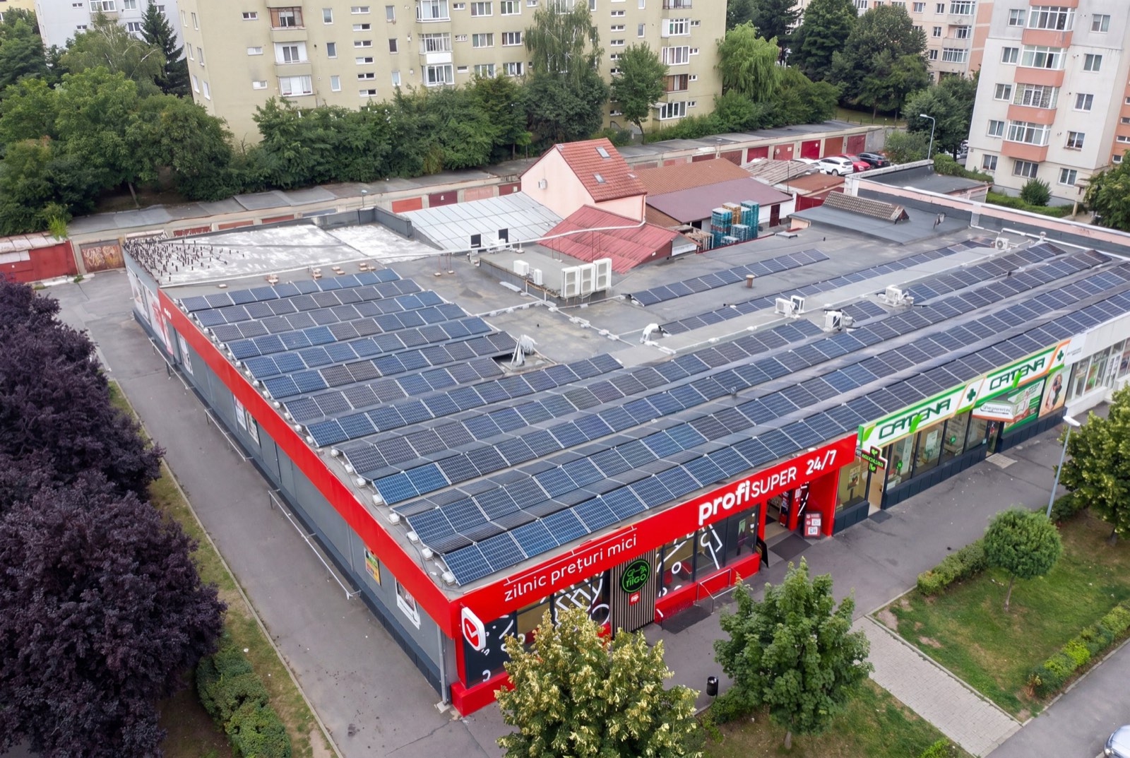 Panouri fotovoltaice pe acoperișul unui supermarket