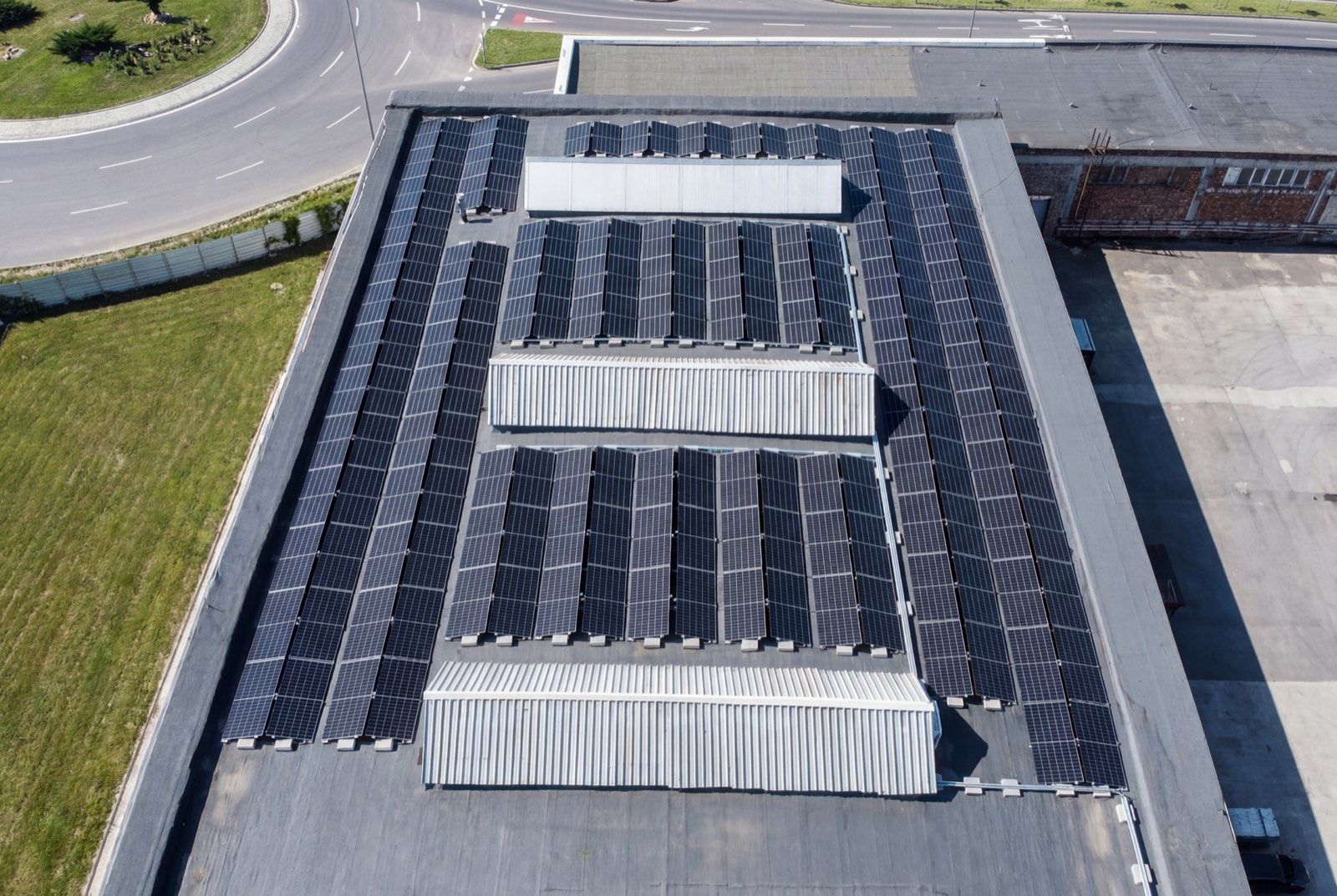 Instalație fotovoltaică pe acoperiș industrial
